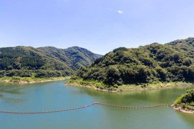 Daishoji Nehri manzarası ve Wagatani barajından dağlar. Yamanakaonsen Wagatanimachi, Kaga, Ishikawa, Japonya.