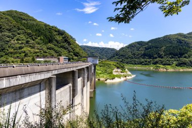 Daishoji Nehri manzarası ve Wagatani barajından dağlar. Yamanakaonsen Wagatanimachi, Kaga, Ishikawa, Japonya.