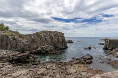 Japon Denizi 'nden batıya, Sakai şehri yakınlarındaki Tojinbo Kayalıklarından Fukui Bölgesi' ne, Japonya 'ya bakıyorum..