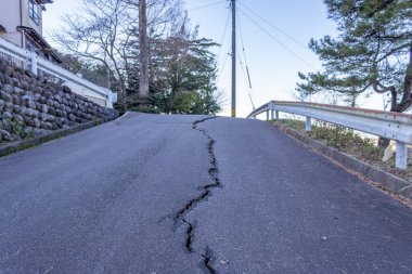 Yol depremle hasar gördü, Yamashina, Kanazawa, Ishikawa, Japonya, Ocak 2024.