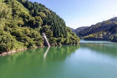Uchikawa Barajı, Ishikawa Bölgesi, Batı Japonya. Baraj, sel kontrolü ve güç üretimi sağlıyor..