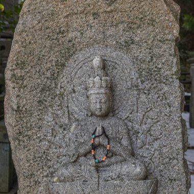 Boncuklu Buda heykeli, Kanazawa, Japonya