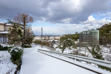 Yamashina 'nın karlı kış manzarası, Kanazawa, Japonya' daki küçük bir topluluk.