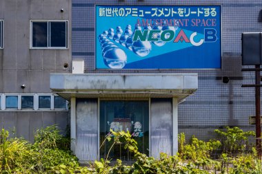 Terk edilmiş 1980 'lerin pachinko salonu, 2006' da kapatılmış. Kaga Şehri, Ishikawa, Japonya. Yeni nesil eğlenceye önderlik ediyor..