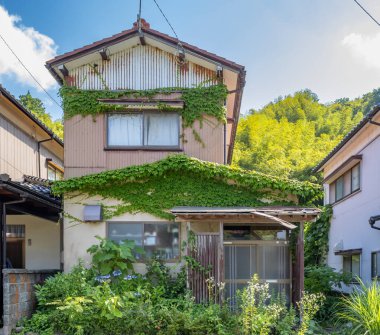 Terk edilmiş ev (Japonca: akiya), Kanazawa, Ishikawa, Japonya.