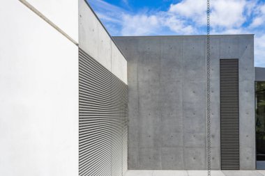 D T Suzuki Müzesi 'nde duvar ve yağmur zinciri (Japonca: kusaritoi), Kanazawa, Japonya.