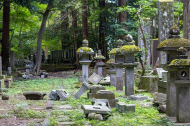 Nodayama, Kanazawa, Japonya 'daki mezarlık, Ocak 2023 Noto depreminden hasar görmüş.