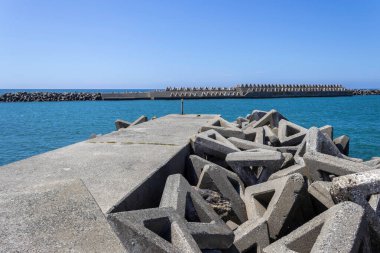 Hashidate Balıkçılık Limanı, Ishikawa, Japonya 'da üçgen beton bloklar
