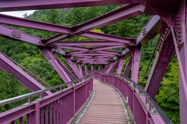 Ayatori Köprüsü, Kakusenkei Gorges, Yamanakaonsen, Kaga, Ishikawa, Japonya 'daki Daishoji Nehri üzerindeki Kedi Beşiği Köprüsü olarak da bilinir.