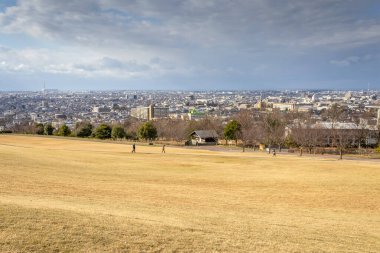 Daijouji Tepesi Parkı 'ndan Kanazawa şehri Japon Denizi' ne doğru batıya bakıyor.