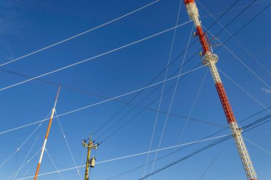 TV, radyo ve mikrodalga iletim direkleri mavi gökyüzüne, Kanazawa, Japonya