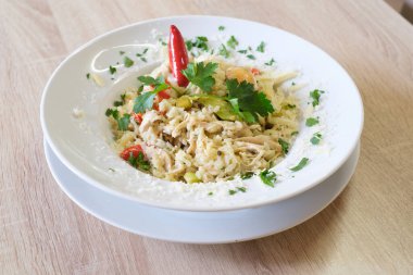 Maydanozlu ve biberli kremalı tavuklu pilav.