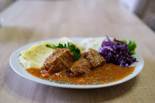 Patates püresi ve kırmızı lahana ile güveç.