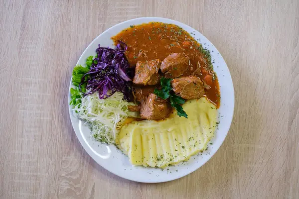 Patates püresi ve doğranmış lahana ile güveç.