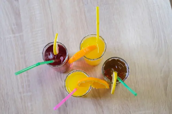 Turunçgil garnitürlü dört ferahlatıcı yaz içeceği