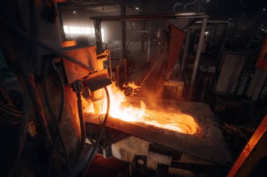 Erimiş metal dökümhanedeki döküm kalıbına dökülüyor.