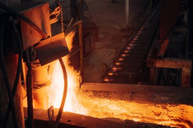 Erimiş metal dökümhanedeki döküm kalıbına akar.