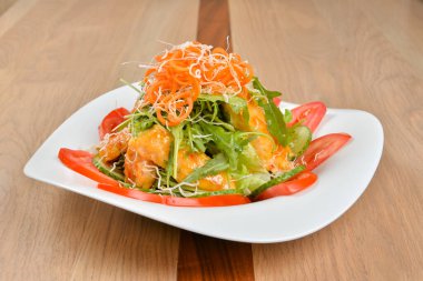 Soslu ve sebzeli taze karışık salata. Sağlıklı ve lezzetli öğle yemeği veya akşam yemeği seçeneği.