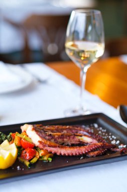 Kızarmış sebzeli ızgara ahtapot harika bir aşçılık deneyimi.