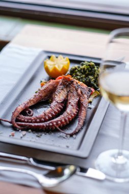 Limonlu ve sebzeli ızgara ahtapot.