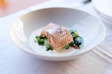 Krem soslu ve brokolili somon filetosu.