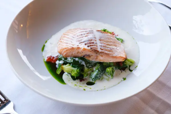 Krem soslu ve brokolili somon filetosu.