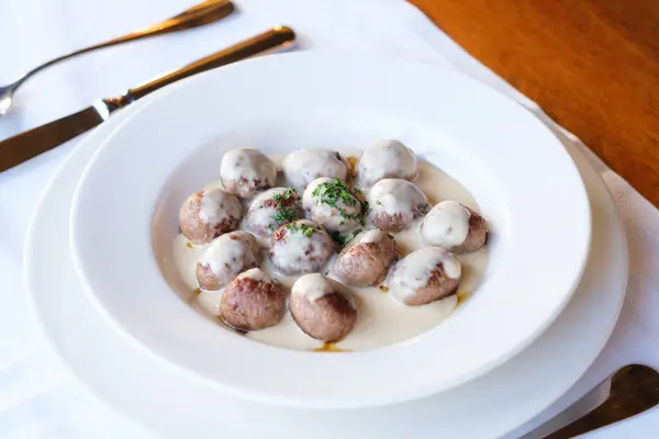 Kremalı soslu köfteler rahatlatıcı ve lezzetli bir yemek.