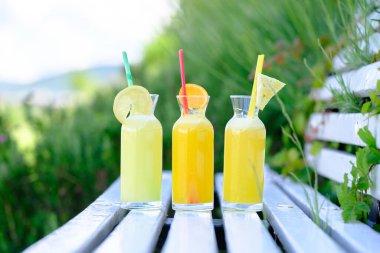 Güneşli bir gün için üç ferahlatıcı meyve suyu.