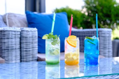 Turunçgiller ve şifalı bitkilerle yaz içeceklerini tazeliyorum.