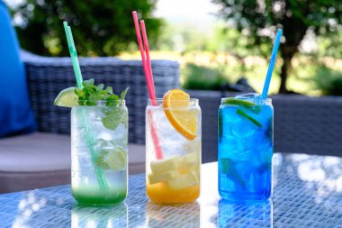 Canlı renklerde yaz içecekleri güneşli bir gün için mükemmeldir.