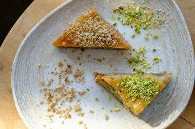 Tatlı pasta üçgenleri, fındık ve fıstıkla süslenmiş.