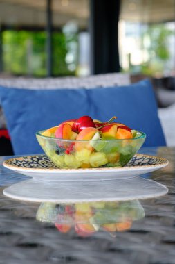 Bir yaz günü için cam kasede taze meyve salatası.