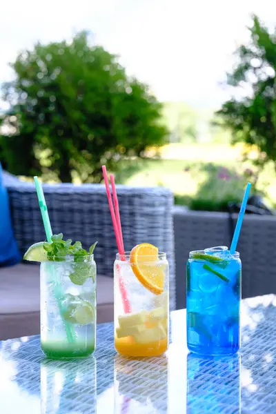Canlı renklerde yaz içecekleri güneşli bir gün için mükemmeldir.