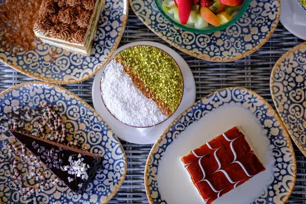 Desenli tabaklar üzerinde çeşitli lezzetli tatlılar.