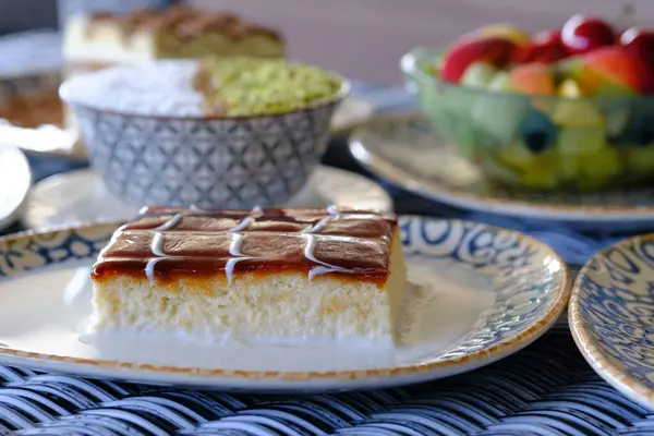 Zengin bir karamel jöleli kremalı pasta desenli bir tabakta oturur.