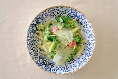 Brokoli, kiraz, domates ve parmesan peynirli kremalı makarna.