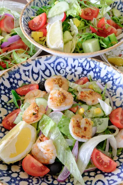 Limonlu karides ve sebze salatası ferahlatıcı ve sağlıklı bir yemek.