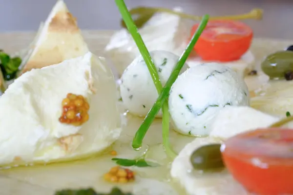 Sofistike bir aperatif için mükemmel bir kremalı peynir ve zeytin tabağı.