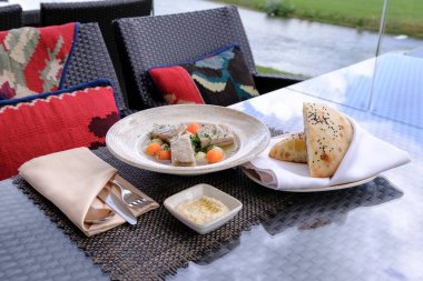 Açık havada nefis bir yemek, güveç ve güzel manzaralı yassı ekmek.