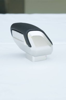 Beyaz yüzey harmanlama stili ve işlevselliği üzerinde zarif gümüş ve siyah vites kolu