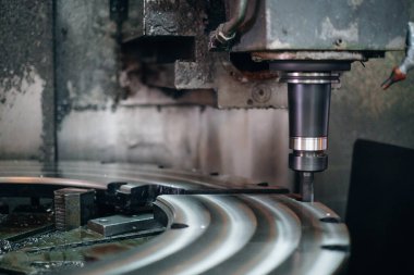 Hassas makine: Üretim ortamında endüstriyel kesme aracı ile metal imalatı