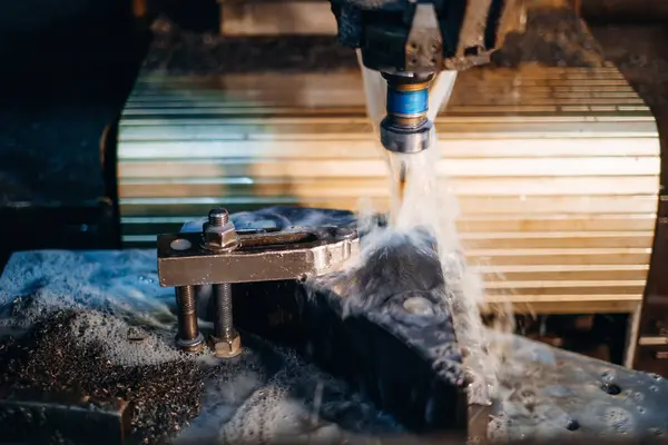 Soğutucu kullanarak otomatikleştirilmiş metal değirmeni endüstriyel bir ortamda koyu metal bir parça oluşturuyor.