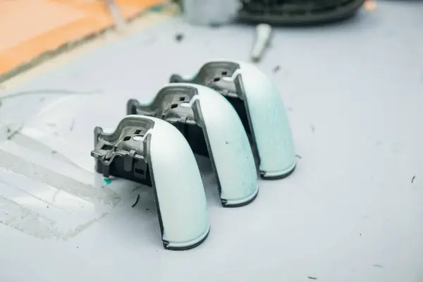 Doğal ışıklandırma altında, beyaz bir yüzey üzerinde kısmen monte edilmiş üç cihaz endüstriyel bir ortamı yansıtıyor.