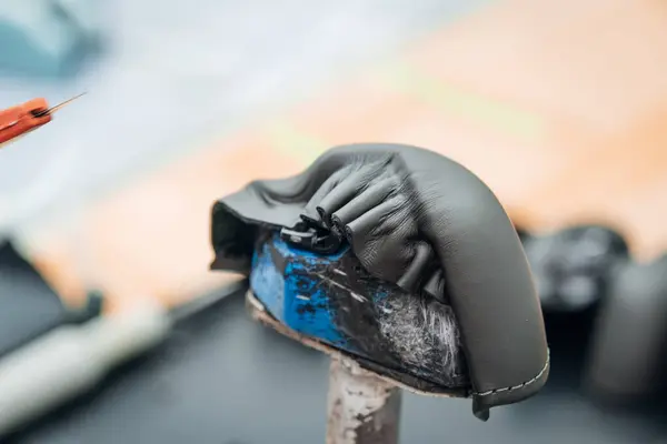 Elle kaliteli deri ürünler üretmek; sergide geleneksel zanaatkarlık gösterisi