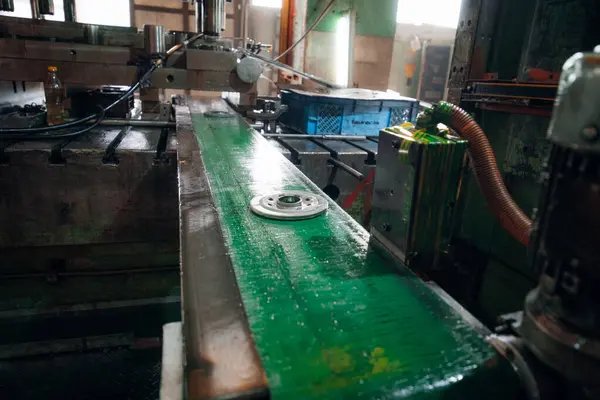 Soğutucu hassasiyet ve üretim sürecine sahip endüstriyel makine metali işliyor