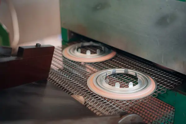 Otomotiv veya ekipman bileşenleri için endüstriyel makinelerde üretilen metal halkalar