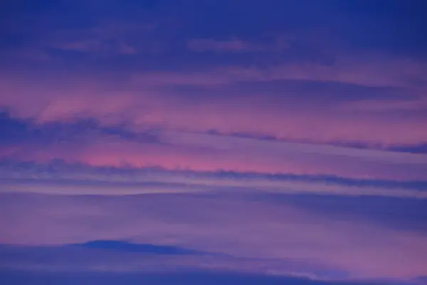 Pastel renkler bulutların alacakaranlık katmanlarını boyar huzurlu bir rüya manzarası yaratır.