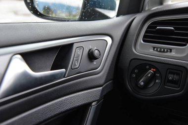 Arabanın iç kapı panelini ayna pencereleri ve ışıklar için kontrollerle kapat