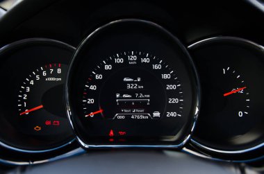 Bir arabanın taktik ölçer ve yakıt göstergesini gösteren gösterge panelini kapat