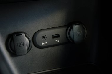 Araç içi detay: AUX USB ve 12V güç portları